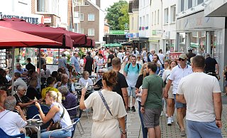 Die Lange Straße in Lübbecke ist ein beliebter Treffpunkt für die Menschen aus der Region. Einzelhandel und Gastronomie sind eine Stärke Lübbeckes. - Joern Spreen-Ledebur Die Lange Straße in Lübbecke ist ein beliebter Treffpunkt für die Menschen aus der Region. Einzelhandel und Gastronomie sind eine Stärke Lübbeckes. - Joern Spreen-Ledebur