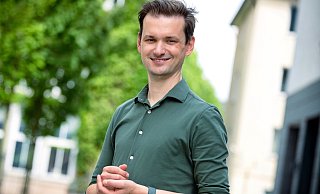 Dominic Hallau tritt als Oberbürgermeisterkandidat der Partei Bündnis 90/Die Grünen an. - Barbara Franke Dominic Hallau tritt als Oberbürgermeisterkandidat der Partei Bündnis 90/Die Grünen an. - Barbara Franke