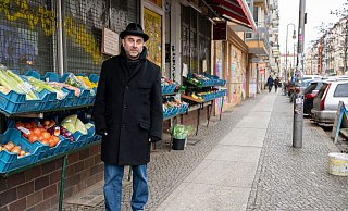 Mikhail Kaluzhskii, Journalist aus Russland, vor einem Gemüseladen in Berlin-Friedrichshain. - Foto: Christophe Gateau/dpa Mikhail Kaluzhskii, Journalist aus Russland, vor einem Gemüseladen in Berlin-Friedrichshain. - Foto: Christophe Gateau/dpa