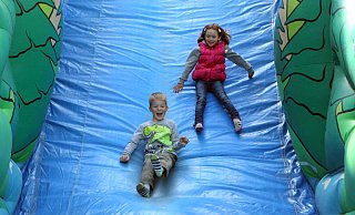 Das Veranstaltungsteam lässt sich immer viel einfallen, damit Kinder ihren Spaß haben. Auch eine Riesenrutsche war schon im Angebot. - Stadt Lübbecke Das Veranstaltungsteam lässt sich immer viel einfallen, damit Kinder ihren Spaß haben. Auch eine Riesenrutsche war schon im Angebot. - Stadt Lübbecke