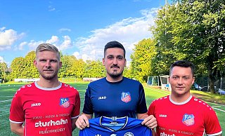 Treue Arminia-Fans: Tim Tramer (v. l.), Marvin Lehr und Pascal Lebek treffen im Westfalenpokal auf Arminia. - Andreas Gerth Treue Arminia-Fans: Tim Tramer (v. l.), Marvin Lehr und Pascal Lebek treffen im Westfalenpokal auf Arminia. - Andreas Gerth