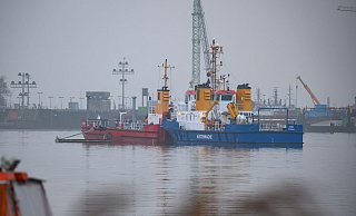Das Mehrzweckschiff «Odin» fährt mit einem Ponton über das Wasser vor der Schleuse, um das Öl aufzunehmen. - Jonas Walzberg/dpa Das Mehrzweckschiff «Odin» fährt mit einem Ponton über das Wasser vor der Schleuse, um das Öl aufzunehmen. - Jonas Walzberg/dpa
