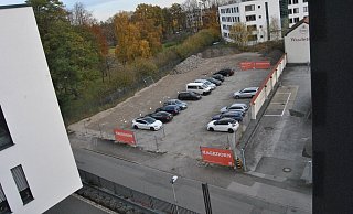 Links der von Gleis-13-Investoren provisorisch geschotterte und schon genutzte Parkplatz, rechts ein Teil des großen Güth-Areals mit Parkplätzen und Altgebäuden. - Ludger Osterkamp Links der von Gleis-13-Investoren provisorisch geschotterte und schon genutzte Parkplatz, rechts ein Teil des großen Güth-Areals mit Parkplätzen und Altgebäuden. - Ludger Osterkamp