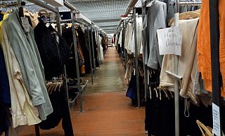 Klamotten ohne Ende: Zwischen 20.000 und 40.000 Kostüme hängen im Fundus des Theaters. - Björn Kenter Klamotten ohne Ende: Zwischen 20.000 und 40.000 Kostüme hängen im Fundus des Theaters. - Björn Kenter