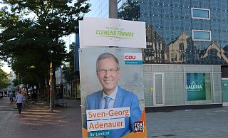 Am Berliner Platz wurde das Wahlplakat von Landrat Sven-Georg Adenauer von den Jusos mit dem Zusatz "Präsentiert von Clemens Tönnies" versehen. - Anja Hustert Am Berliner Platz wurde das Wahlplakat von Landrat Sven-Georg Adenauer von den Jusos mit dem Zusatz "Präsentiert von Clemens Tönnies" versehen. - Anja Hustert