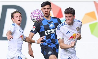 Paderborns Raphael Obermair (Mitte) setzt sich im Test gleich gegen zwei Spieler von Leeds United durch. - Oliver Krato Paderborns Raphael Obermair (Mitte) setzt sich im Test gleich gegen zwei Spieler von Leeds United durch. - Oliver Krato