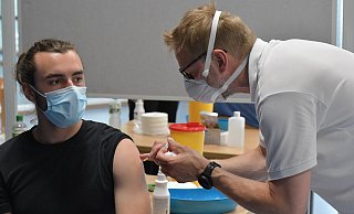 Im gesamten Kreis Gütersloh gab es etliche Impf-Aktionen - inklusive Schlangen und stundenlangen Wartezeiten. - Jens Dünhölter Im gesamten Kreis Gütersloh gab es etliche Impf-Aktionen - inklusive Schlangen und stundenlangen Wartezeiten. - Jens Dünhölter