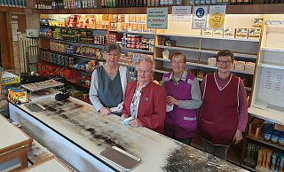 Erika Westmeier (v.l.), Chefin Ilse Ellerbeck, Ulla Schickhaus und Marlies Radke sind die Seele des Geschäfts. - Silke Derkum-Homburg Erika Westmeier (v.l.), Chefin Ilse Ellerbeck, Ulla Schickhaus und Marlies Radke sind die Seele des Geschäfts. - Silke Derkum-Homburg