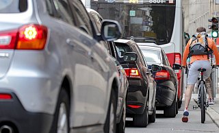 Fahrradfahrer geben bei der Umfrage an, sich vielerorts von Kfz bedrängt zu fühlen. Von ihnen kommen bislang auch die meisten Kommentare zu Gefahrenstellen. - Symbolfoto/picture alliance Fahrradfahrer geben bei der Umfrage an, sich vielerorts von Kfz bedrängt zu fühlen. Von ihnen kommen bislang auch die meisten Kommentare zu Gefahrenstellen. - Symbolfoto/picture alliance