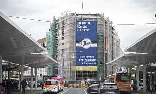 Weithin sichtbar auf dem Jahnplatz hängt ein Banner der Fanszene von Arminia. - Jörg Dieckmann Weithin sichtbar auf dem Jahnplatz hängt ein Banner der Fanszene von Arminia. - Jörg Dieckmann