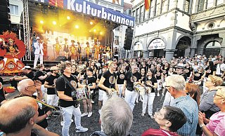 Stimmung vor dem Rathaus: Die Querschläger brachten mit ihrem Samba-Finale brasilianisches Flair nach Paderborn. - Björn Leisten Stimmung vor dem Rathaus: Die Querschläger brachten mit ihrem Samba-Finale brasilianisches Flair nach Paderborn. - Björn Leisten