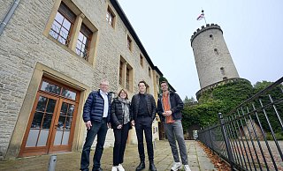 Jürgen Bültmann (v.l.), Gabriela Lamm und Sven Rörig (r., alle Stadt Bielefeld) begrüßen den neuen Gastronomen René Sygusch (2.v.r.). - Peter Unger Jürgen Bültmann (v.l.), Gabriela Lamm und Sven Rörig (r., alle Stadt Bielefeld) begrüßen den neuen Gastronomen René Sygusch (2.v.r.). - Peter Unger