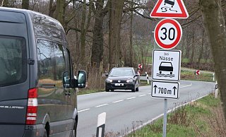 Hier an der Bielefelder Straße aus Lenzinghausen kommend gilt bei Nässe Tempo 30. - Ekkehard Wind Hier an der Bielefelder Straße aus Lenzinghausen kommend gilt bei Nässe Tempo 30. - Ekkehard Wind
