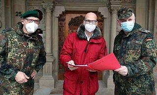 Ingo Nürnberger (Mitte) begrüßte die Soldaten am Rathaus. - Wolfgang Rudolf Ingo Nürnberger (Mitte) begrüßte die Soldaten am Rathaus. - Wolfgang Rudolf