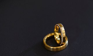 Trauringe auf schwarzem Untergrund. Eine ehrliche Finderin hat eine Schachtel mit zwei Ringen auf der Straße gefunden, sich bei der Polizei gemeldet und damit einen Heiratsantrag an Heiligabend möglich gemacht (Symbolbild). - Edith Geuppert/dpa Trauringe auf schwarzem Untergrund. Eine ehrliche Finderin hat eine Schachtel mit zwei Ringen auf der Straße gefunden, sich bei der Polizei gemeldet und damit einen Heiratsantrag an Heiligabend möglich gemacht (Symbolbild). - Edith Geuppert/dpa