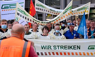 Eine Kundgebung der Gewerkschaft Deutscher Lokomotivführer (GDL) vor dem Hauptbahnhof in Magdeburg. - Soeren Stache/dpa-Zentralbild/dpa Eine Kundgebung der Gewerkschaft Deutscher Lokomotivführer (GDL) vor dem Hauptbahnhof in Magdeburg. - Soeren Stache/dpa-Zentralbild/dpa