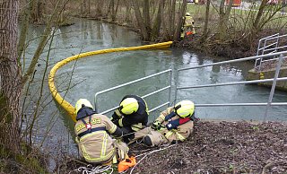 Mit einer Ölsperre auf der Pader verhindern die Einsatzkräfte ein Ausbreiten des Hydrauliköls auf dem Fluss in Richtung Schloss Neuhaus. - Ralph Meyer Mit einer Ölsperre auf der Pader verhindern die Einsatzkräfte ein Ausbreiten des Hydrauliköls auf dem Fluss in Richtung Schloss Neuhaus. - Ralph Meyer