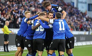 Die Spieler von Arminia Bielefeld bejubeln den Treffer von Manuel Wintzheimer (Mitte, Nr. 39) zum 3:1 gegen den Sv Waldhof Mannheim. - Oliver Krato Die Spieler von Arminia Bielefeld bejubeln den Treffer von Manuel Wintzheimer (Mitte, Nr. 39) zum 3:1 gegen den Sv Waldhof Mannheim. - Oliver Krato