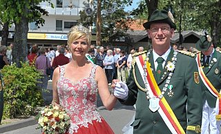 Das Königspaar Frank und Melanie Aring wird erst im nächsten Jahr in Westenholz im Mittelpunkt stehen. - Schützenverein Das Königspaar Frank und Melanie Aring wird erst im nächsten Jahr in Westenholz im Mittelpunkt stehen. - Schützenverein