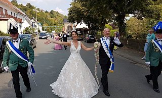 Strahlender Mittelpunkt: Das Königspaar Daniela und Andreas Wenzel wurde beim Schützenfest in Dalhausen gefeiert. - Birger Berbüsse Strahlender Mittelpunkt: Das Königspaar Daniela und Andreas Wenzel wurde beim Schützenfest in Dalhausen gefeiert. - Birger Berbüsse