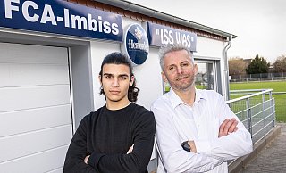 Drazen Srbis (rechts) und Sohn Mijat Todorovic vor dem Imbiss in Altenhagen. - Joerg Dieckmann - www.dieckmann-fotodesign.de Drazen Srbis (rechts) und Sohn Mijat Todorovic vor dem Imbiss in Altenhagen. - Joerg Dieckmann - www.dieckmann-fotodesign.de