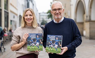 NW-Chefredakteurin Andrea Rolfes und Edwin Baaske, Geschäftsbereichsleiter Corporate Publishing des Delius-Klasing-Verlags, präsentieren Die Saison unseres Lebens. - Teresa Kröger NW-Chefredakteurin Andrea Rolfes und Edwin Baaske, Geschäftsbereichsleiter Corporate Publishing des Delius-Klasing-Verlags, präsentieren Die Saison unseres Lebens. - Teresa Kröger