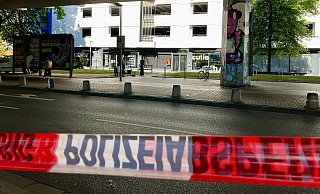 Am Montag nach der Tat erinnert nur noch ein Absperrband der Polizei an der Mindener Straße an den Messer-Anschlag. - Jens Reichenbach Am Montag nach der Tat erinnert nur noch ein Absperrband der Polizei an der Mindener Straße an den Messer-Anschlag. - Jens Reichenbach