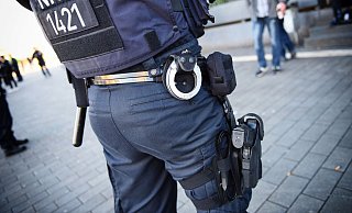 Die "engmaschige Begleitung" des 24-jährigen Afghanen kann die Kreispolizei Herford dank der Unterstützung durch umliegende Polizeibehörden leisten. - BARBARA FRANKE Die "engmaschige Begleitung" des 24-jährigen Afghanen kann die Kreispolizei Herford dank der Unterstützung durch umliegende Polizeibehörden leisten. - BARBARA FRANKE