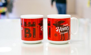 Den diesjährigen Glühweinbecher ziert der Spruch "Staying Home for Christmas". - Franziska Beckmann/Bielefeld Marketing Den diesjährigen Glühweinbecher ziert der Spruch "Staying Home for Christmas". - Franziska Beckmann/Bielefeld Marketing