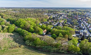 Gegen die Bebauungspläne des Dreischlingen-Geländes (im Vordergrund) hatte es Kritik der Abwohner gegeben. Die Art und Weise, wie die Vorbehalte vorgetragen wurden, könnten noch ein gerichtliches Nachspiel haben. - Ulrich Fälker Gegen die Bebauungspläne des Dreischlingen-Geländes (im Vordergrund) hatte es Kritik der Abwohner gegeben. Die Art und Weise, wie die Vorbehalte vorgetragen wurden, könnten noch ein gerichtliches Nachspiel haben. - Ulrich Fälker