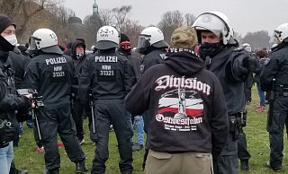 Ein Polizist weist dem ehemaligen Vorsitzenden einer Bielefelder Reservistenkameradschaft, Heinz K., auf einer Querdenker-Demo im Dezember in Düsseldorf den Weg. - Tobias Kaluza Ein Polizist weist dem ehemaligen Vorsitzenden einer Bielefelder Reservistenkameradschaft, Heinz K., auf einer Querdenker-Demo im Dezember in Düsseldorf den Weg. - Tobias Kaluza