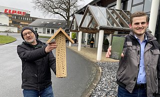 Klaus Baumgart (l.) sowie Fabian Peitz, Ausbilder bei Claas, präsentieren die Wildbienennisthilfen und die mit einem QR-Code versehene Plakette. - Burkhard Hoeltzenbein Klaus Baumgart (l.) sowie Fabian Peitz, Ausbilder bei Claas, präsentieren die Wildbienennisthilfen und die mit einem QR-Code versehene Plakette. - Burkhard Hoeltzenbein