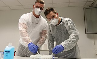 Nic Warnke (links) und Finn Leciejewski sortieren Proben ein. - Lena Kley Nic Warnke (links) und Finn Leciejewski sortieren Proben ein. - Lena Kley