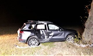 In dem Tiguan wurden am Sonntagabend drei junge Männer aus Beverungen bei einem schweren Unfall verletzt. - Manuela Puls In dem Tiguan wurden am Sonntagabend drei junge Männer aus Beverungen bei einem schweren Unfall verletzt. - Manuela Puls