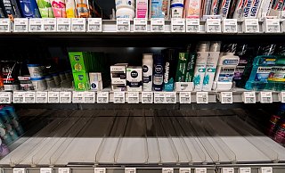 Leere Regalmeter sind seit Monaten Alltag in deutschen Supermärkten. - Robert Michael/dpa Leere Regalmeter sind seit Monaten Alltag in deutschen Supermärkten. - Robert Michael/dpa