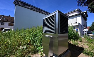 Vor einem neu gebauten Wohngebäude ist im Garten eine Wärmepumpe zum Heizen des Gebäudes installiert. - Bernd Weißbrod/dpa Vor einem neu gebauten Wohngebäude ist im Garten eine Wärmepumpe zum Heizen des Gebäudes installiert. - Bernd Weißbrod/dpa