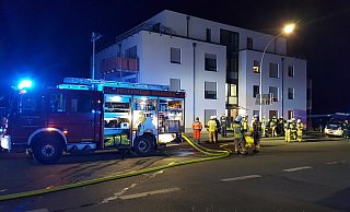 Die Feuerwehr löscht das verkohlte Essen und lüftet anschließend im Haus. - Dieter Scholz Die Feuerwehr löscht das verkohlte Essen und lüftet anschließend im Haus. - Dieter Scholz