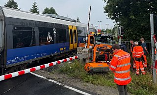 Am Bahnübergang Bielefelder Straße im Kreis Gütersloh hat es am Freitagmorgen einen folgenschweren Zusammenstoß gegeben. - Frank Jasper Am Bahnübergang Bielefelder Straße im Kreis Gütersloh hat es am Freitagmorgen einen folgenschweren Zusammenstoß gegeben. - Frank Jasper