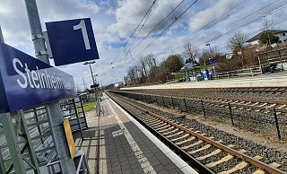 Die S5 von und nach Hannover hält auch im Steinheimer Bahnhof. Mitte August ist für die Reisenden hier allerdings auf der Schiene Endstation - stattdessen ist müssen sie in Busse umsteigen. - David Schellenberg Die S5 von und nach Hannover hält auch im Steinheimer Bahnhof. Mitte August ist für die Reisenden hier allerdings auf der Schiene Endstation - stattdessen ist müssen sie in Busse umsteigen. - David Schellenberg