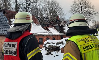 Einsatzleiter Andreas Rehermann (r.) bespricht sich über das weitere Vorgehen beim Löscheinsatz in Bad Driburg-Reelsen. - David Schellenberg Einsatzleiter Andreas Rehermann (r.) bespricht sich über das weitere Vorgehen beim Löscheinsatz in Bad Driburg-Reelsen. - David Schellenberg