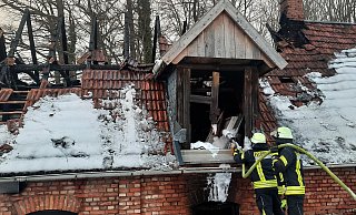 Feuerwehrleute decken das Innere der Werkstatt-Scheune mit Schaum ab. Das Gebäude ist nach Ansicht der Brandermittler nicht mehr zu retten. - David Schellenberg Feuerwehrleute decken das Innere der Werkstatt-Scheune mit Schaum ab. Das Gebäude ist nach Ansicht der Brandermittler nicht mehr zu retten. - David Schellenberg