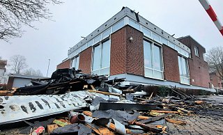 Das abgerissene und verkohlte Flachdach liegt am Morgen nach dem Brand auf dem Parkplatz vor der Sparkasse Nieheim. - David Schellenberg Das abgerissene und verkohlte Flachdach liegt am Morgen nach dem Brand auf dem Parkplatz vor der Sparkasse Nieheim. - David Schellenberg