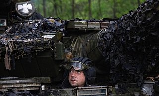 Ein ukrainischer Soldat blickt von seiner Position in der Nähe von Bachmut aus einem Panzer hinaus. - Efrem Lukatsky/AP Ein ukrainischer Soldat blickt von seiner Position in der Nähe von Bachmut aus einem Panzer hinaus. - Efrem Lukatsky/AP