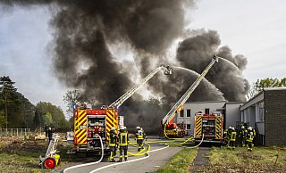Das Feuer ist in einer ehemaligen Boulderhalle in Bielefeld-Senne ausgebrochen. - Jörg Dieckmann Das Feuer ist in einer ehemaligen Boulderhalle in Bielefeld-Senne ausgebrochen. - Jörg Dieckmann