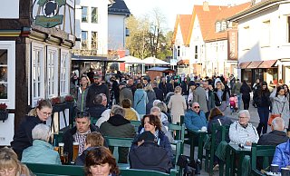 Der traumhafte Herbstsonntag lockte die Menschen in Delbrücks City. Sie stöberten in den Geschäften und genossen die Angebote der Gastronomie, wie hier bei Ottlips Lieschen. - Regina Brucksch Der traumhafte Herbstsonntag lockte die Menschen in Delbrücks City. Sie stöberten in den Geschäften und genossen die Angebote der Gastronomie, wie hier bei Ottlips Lieschen. - Regina Brucksch
