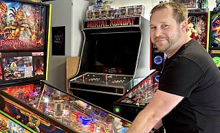 Oliver Wiege an einem seiner Lieblingsflipperautomaten, dem Modell Iron Maiden, bei dem, wie er findet, die Musik und das Spiel gemeinsam optimalen Spielspaß bringen. - Carola Drabon Oliver Wiege an einem seiner Lieblingsflipperautomaten, dem Modell Iron Maiden, bei dem, wie er findet, die Musik und das Spiel gemeinsam optimalen Spielspaß bringen. - Carola Drabon