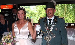 Am Tag als der Regen kam ersetzten Königin Andrea und König Nick Popko erfolgreich das Strahlen der sich verbergenden Sonne. - Josef Köhne Am Tag als der Regen kam ersetzten Königin Andrea und König Nick Popko erfolgreich das Strahlen der sich verbergenden Sonne. - Josef Köhne