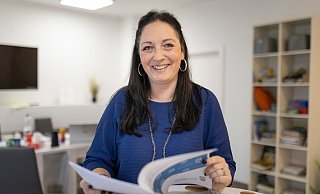 Yvonne Wozniak arbeitet sich aktuell durch umfangreiches Material von der für Schulgründungen zuständigen Bezirksregierung durch. - Oliver Krato Yvonne Wozniak arbeitet sich aktuell durch umfangreiches Material von der für Schulgründungen zuständigen Bezirksregierung durch. - Oliver Krato