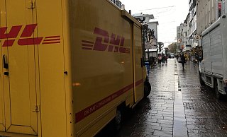 Lieferdienste wie auf diesem Foto DHL dürfen die Fußgängerzone bis 10.30 Uhr befahren. Danach ist es untersagt - wird aber dennoch immer wieder gemacht. - Holger Kosbab Lieferdienste wie auf diesem Foto DHL dürfen die Fußgängerzone bis 10.30 Uhr befahren. Danach ist es untersagt - wird aber dennoch immer wieder gemacht. - Holger Kosbab