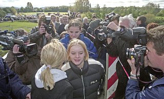 Küsschen unter Beobachtung: Fans der ARD-Serie Verbotene Liebe reihten sich in die lange Schlange auf der Kuss-Brücke ein, bis Schauspielerin Andrea Suwa auch ihnen einen Kuss auf die Wange hauchte. - Peter Steinert Küsschen unter Beobachtung: Fans der ARD-Serie Verbotene Liebe reihten sich in die lange Schlange auf der Kuss-Brücke ein, bis Schauspielerin Andrea Suwa auch ihnen einen Kuss auf die Wange hauchte. - Peter Steinert